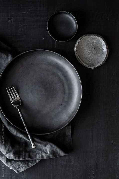 Blacks and grey plates and bowls with linen on a black wood background Black Crockery, Tableware Photography, Black Wood Background, Food Background Wallpapers, Food Photography Background, Grey Plates, Black Food, Food Photography Inspiration, Food Backgrounds