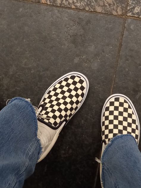 Slip On Vans Outfit, Mens White Vans, Vans Outfit Ideas, White Vans Outfit, Checkered Vans Outfit, Vans Outfit Men, Black Slip On Vans, Cute Outfits Casual, Cute Outfits To Wear