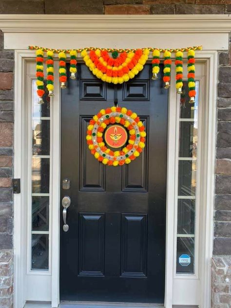 Diwali Door Hangings, Diwali Wreath Ideas, Diwali Decorations At Home Entrance Door, Navaratri Decoration, Diwali Decorations At Home Entrance, Diwali Board, Ganpati Makhar, Decorating Your Front Porch, Front Porch Decorations