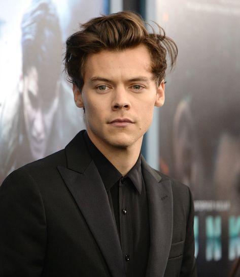 HAPPY 26th BIRTHDAY to HARRY STYLES!!        2/1/20   English singer, songwriter, and actor. His musical career began in 2010 when he auditioned for the British singing competition The X Factor. He was eliminated early on, but was brought back to form the boy band One Direction. After the band's indefinite hiatus in 2016, Styles signed with Columbia Records as a solo artist. Harry Styles Haircut, Harry Styles Dunkirk, Harry Styles Hair, Harry Styles Long Hair, Harry Styles Hot, Fresh Haircut, Harry Styles Cute, New Haircuts, Teen Vogue