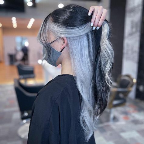 Silver Under Black Hair, Silver Underlayer Hair, Korean Underdye Hair, Black And Silver Halo Hair, Black And Grey Peekaboo Hair, Half Black Half Platinum Hair, Black And White Peekaboo Hair, Silver Underneath Hair, Black Hair With Platinum Underneath