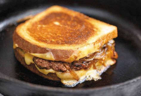 Patty Melt Recipe (The beloved patty melt is a beautiful thing—essentially a melding of hamburger and grilled cheese sandwich with sautéed onions tossed in for good measure.) Whataburger Patty Melt, Breakfast Patty, Patty Melt Recipe, Resep Sandwich, Melt Recipe, Sandwich Ideas, Amazing Breakfast, Patty Melt, Sausage Patty