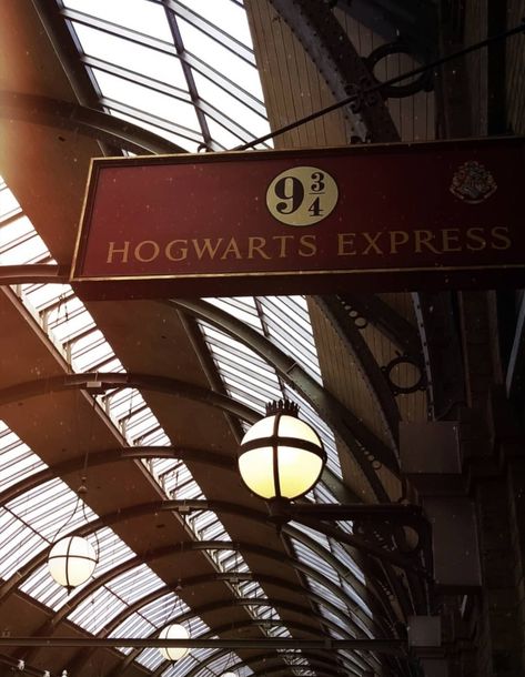 Universal Studios and Island of Adventure. Hogwarts Express. Expresso Hogwarts. 9 3/4. Island Of Adventure, Dr World, Welcome To Hogwarts, Hogwarts Aesthetic, Lily Evans, Jungkook Selca, Hogwarts Express, Harry Potter Aesthetic, Harry Potter Movies