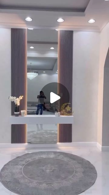 Acabados PVC | Pisos | Policarbonato | Alucobond | Porcelanato on Instagram: "Eleva el nivel de tus espacios con nuestro revestimiento de pared espejo PVC! 🌟 Descubre la fusión perfecta de funcionalidad y estética, diseñada para llevar la elegancia a un nuevo nivel.  Características que marcarán la diferencia:  Reflejo de Distinción 🌈: El revestimiento de pared espejo PVC no solo refleja luz, sino también un estilo distintivo. Aporta un toque de lujo a cada rincón de tu hogar, creando una experiencia visual única.  Ampliación Visual 🏡: Transforma tus espacios con el efecto óptico que amplía visualmente las habitaciones. Una solución perfecta para ambientes pequeños que buscan un toque de amplitud y luminosidad.  Instalación sin Complicaciones 🛠️: Olvídate de largos procesos. Nuestro re Kids Garden Play, Transitional Decor Bedroom, Wood Slat Wall, Basement Makeover, House Arch Design, Understairs Storage, Home Entrance Decor, Fun Easy Crafts, Entrance Decor