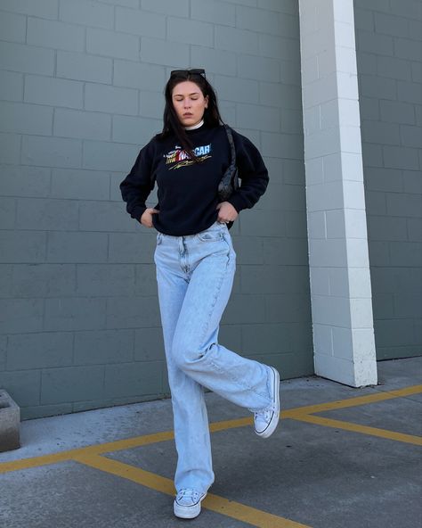 Straight Light Wash Jeans Outfit, Crewneck Turtleneck Outfit, Platform Converse High Tops, Light Wash Jeans Outfit, Wash Jeans Outfit, Turtleneck Layering, Crewneck Outfit, Turtleneck Outfit, Platform Converse