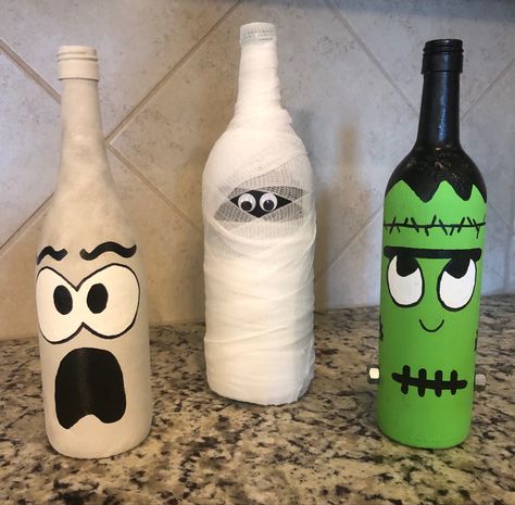 Halloween Decorations Bottles, Whiskey Bottle Painting Ideas, Halloween Bottle Painting, Decorating Bottles Ideas Diy Projects, Halloween Bottles Diy, Whiskey Bottle Crafts Diy, Recycled Wine Bottle Art, Halloween Wine Bottle Decorations, Halloween Wine Bottle Crafts