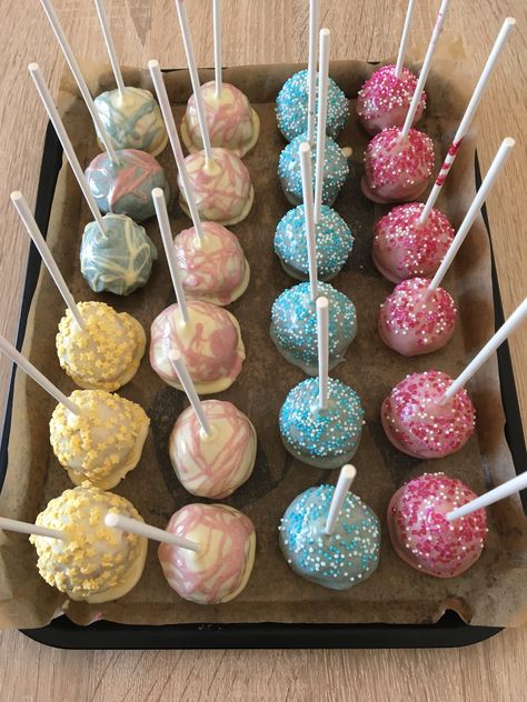 Cake Pop Charcuterie Board, Aesthetic Cake Pops, Cake Pops Aesthetic, Cake Pop Business, Cake Pops For Birthday, Easter Aesthetic, Catering Van, Cake Pop Designs, Volleyball Photography