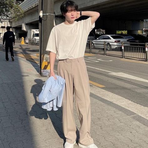 Korean Pants Outfit Men, Korean Pants Outfit, Soft Boy Aesthetic Outfits, Outfit Cowo, Beige Pants Men, Slacks Outfit, Korean Street Fashion Men, Korean Pants, Male Outfits