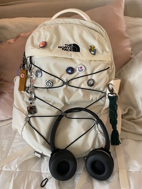 Mochila Grunge, Topi Vintage, North Face Bag, Stylish School Bags, School Bag Essentials, My Backpack, Backpack Essentials, Aesthetic Backpack, Inside My Bag