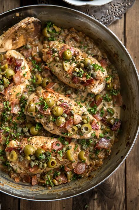 Skillet Chicken with Bacon, Caper and Olive Sauce via @theforkedspoon #skilletdinner #bacon #chicken #olives #easyrecipe #comfortfood #theforkedspoon Sauce Chicken Recipes, Enchiladas Easy, Chicken With Bacon, Olive Sauce, Capers Chicken, Cream Chicken, Pollo Chicken, Chicken Tender, Sauce Chicken