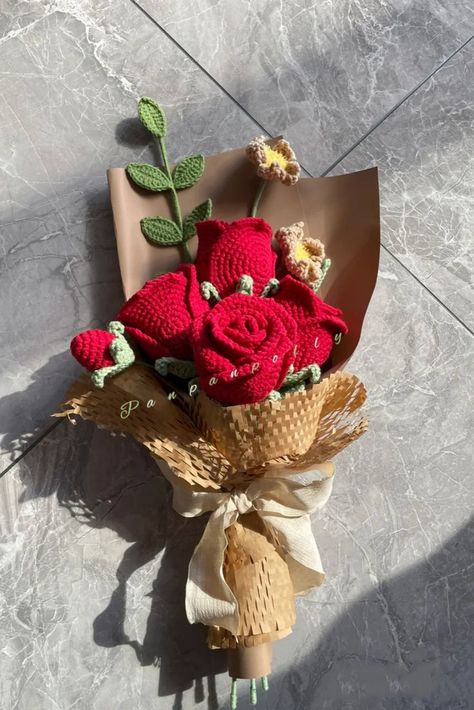 IG: panpanpolly Rose Flower Bouquet Gift, Red Rose Flower Bouquet, Flower Bouquet Gift, Rose Flower Bouquet, Diy Bouquet Wrap, Crochet Flowers Free Pattern, Crochet Bouquet, Bouquet Gift, Red Rose Bouquet