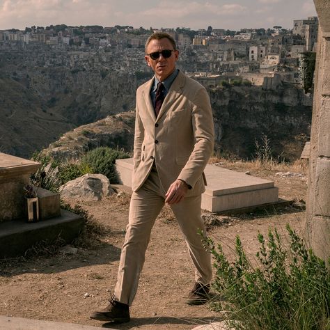 James Bond on Twitter: "The past isn’t dead. #NoTimeToDie… " Craig 007, James Bond Outfits, James Bond Suit, Daniel Craig Style, Bond Outfits, Bond Suits, Bond James Bond, Khaki Suit, Mens Luxury Lifestyle