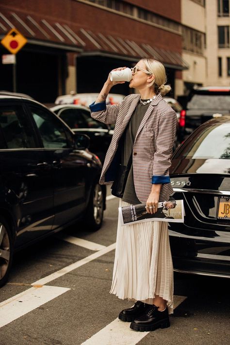 The best street style from New York Fashion Week spring/summer 2020 - Vogue Australia Street Style Jeans, Street Style New York, Stile Casual Chic, Nyfw Street Style, Outfit Vintage, Casual Work Outfit, Stil Inspiration, Looks Street Style, Fashion Weeks