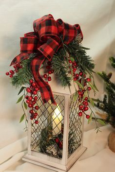 Holiday Lanterns Christmas, Christmas Lantern Ideas, Lantern Christmas Decor, Farmhouse Lantern, Holiday Lanterns, Holiday Table Centerpieces, Lantern Christmas, Classic Christmas Decorations, Lantern Ideas