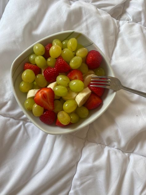 Fruit Bowl Healthy, Proccesed Foods, Fruit Bowls Aesthetic, Summer Food Healthy, Healthy Bowl Aesthetic, Fruit Platter Aesthetic, Fruit Bowls Ideas, Healthy Food Aestethic, It Girl Food