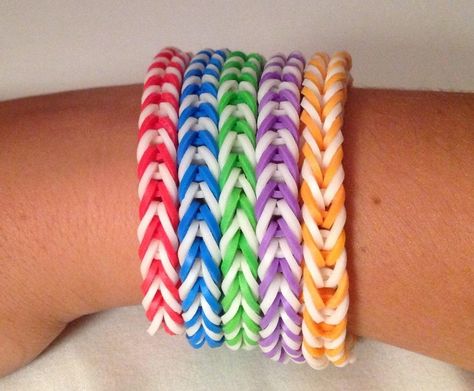 Cool Set of 5 Fishtail Loom Bracelets Bracelet Ideas Loom Bands, Fishtail Loom Bracelet, Bands Aesthetic, Preppy Rainbow, Fishtail Tutorial, Rainbow Loom Fishtail, Beads Business, Loom Bands Designs, Loom Bands Tutorial