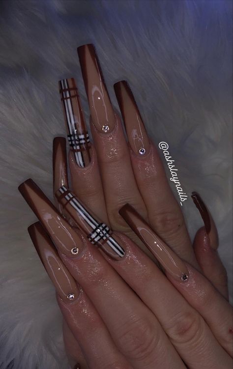 Burberry Nails Brown, Brown Burberry Nails, Baddie Thanksgiving Nails, Brownish Nails, Fall Burberry Nails, Burberry Nails Design, Cholo Nails, Baddie Halloween Nails, Baddie Fall Nails