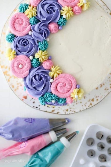 10 Creative Easter Cake Ideas Flower Cake Tutorial, Buttercream Flowers Tutorial, Vanilla Frosting Recipes, Homemade Vanilla Cake, Cake Decorating Flowers, Buttercream Flower, Piping Techniques, Buttercream Flower Cake, Spring Cake