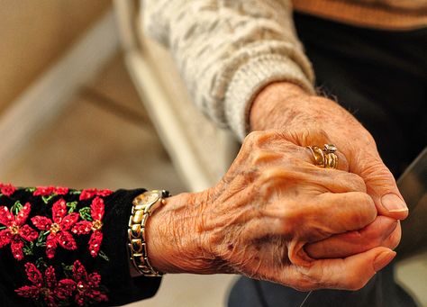 Old Couple Photography, Older Couple Photography, Old Couple In Love, Vieux Couples, Grow Old With Me, Couple Hands, Elderly Couples, Hand Photography, Growing Old Together