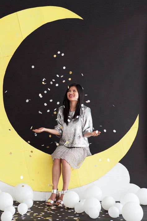 I’ve always loved those classic giant moon photo backdrops. So we decided to make one ourselves. They are so classic and when you turn them black and white they look fantastic. Whether you are making Giant Moon Backdrop, Diy Photo Backdrop Ideas, Photo Backdrop Ideas, Moon Backdrop, Diy Photo Backdrop, Backdrop Diy, Pj Party, Sequin Backdrop, Moon Party