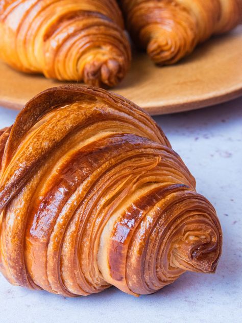 French Breads, Crossiant Recipes, Flaky Friends, Pastry Photography, Crossant Recipes, French Croissant, Homemade Croissants, Croissant Recipe, French Breakfast