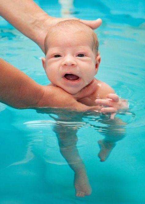 Teach Baby To Swim, Baby Swimming Lessons, Baby Swim Float, Swimming Pool Games, Swimming Safety, Swim Float, How To Swim, Toddler Swimming, Swimming Tips