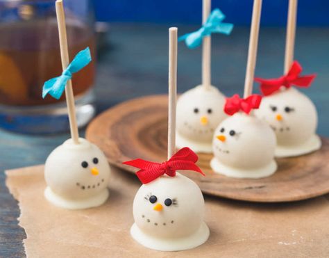 Snowman Cake Pops - How to Make Snowman Cake Balls for Christmas Candies For Christmas, Snowman Cake Pops, Oreo Cake Pops, Gluten Free Candy, Snowman Cake, Cake Pops How To Make, Cake Pop Sticks, Make A Snowman, Cake Pop Recipe