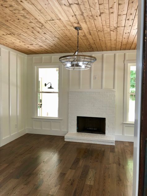 White Beat Board Ceiling, Wood Ceiling Shiplap Walls, Shiplap Dining Room Ceiling, Dark Rustic House Interior Design, Tongue And Groove Ceiling Dining Room, White Trim With Wood Doors And Windows, Cottage Wood Ceiling, Bathroom Pine Ceiling, Natural Shiplap Ceiling