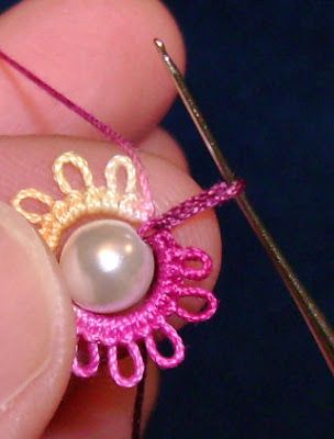 Yarnplayer's Tatting Blog: Mock ring with a bead in center Írska Čipka, Needle Tatting Patterns, Crochet Jewlery, Shuttle Tatting Patterns, Tatting Tutorial, Bijoux Fil Aluminium, Tatting Jewelry, Needle Tatting, Tatting Lace