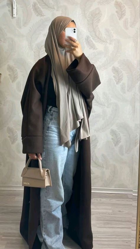 Beige Abaya Outfit, Abaya And Jeans, Hijabi Winter Outfits, Jeans Winter Outfit, Abaya Outfits, Modest Hijabi Outfits, Modest Outfits Muslim, Estilo Hijab, Jeans Winter