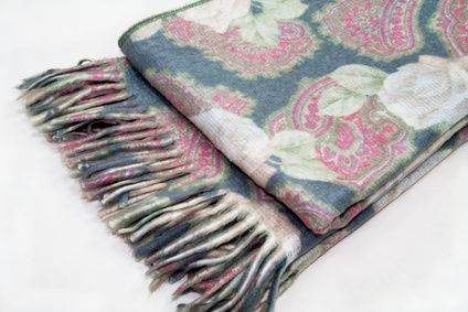 Fleece Scarf Pattern, Scarves Diy, Fleece Scarves, Fleece Sewing Projects, Sewing Scarves, Long Edges, Fleece Crafts, Fleece Projects, No Sew Fleece Blanket