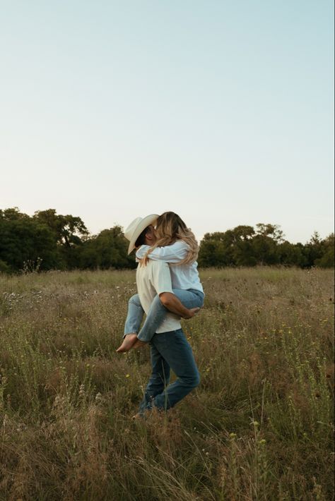 Cute Western Family Pictures, Cute Country Engagement Pictures, Fall Farm Couple Pictures, Couple Photoshoot Poses Country, Western Fall Engagement Pictures, Couples Photos Country, Western Wedding Portraits, Country Field Couple Photoshoot, Couples Photoshoot Farm