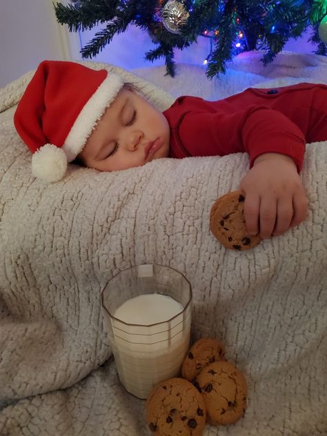 Milk and Cookies and the cutest Santa Christmas Baby Pictures, Baby Christmas Photos, Xmas Photos, Newborn Christmas, Foto Baby, Christmas Photography, Christmas Photoshoot, Holiday Baby, Newborn Photoshoot