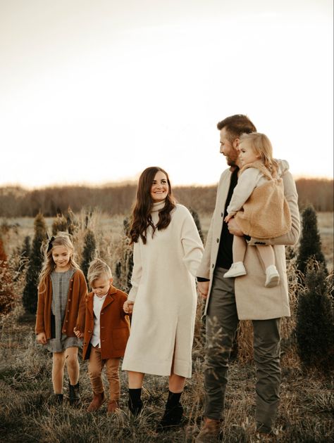 Monochrome Family Photos, Winter Family Photoshoot Outfits Outdoor, Family Walking Photography, Winter Family Outfits For Pictures, Rainy Family Photoshoot, Christmas Family Outfit Ideas, Classic Family Photos, Winter Photoshoot Outfits Family, Cold Weather Family Photos