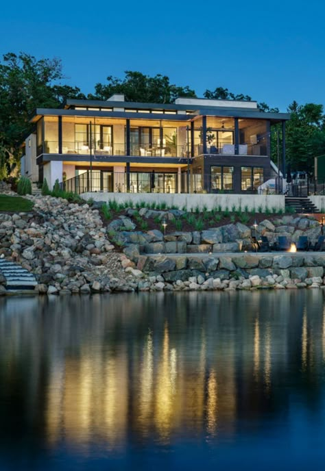 An irresistible Minnesota lake house that encourages indoor/outdoor living Lake House On A Hill, Lake House Modern Architecture, Minnesota Lake House, Modern Lake House Exterior, Modern Lakehouse, Contemporary Lake House, Lakeside House, Cook Home, Home Cooking Recipes