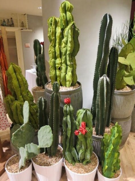 Faux cactus and succulent projects and ideas to decorate your home 13 Monumental Vbs, Succulent Projects, Kaktus Dan Sukulen, Artificial Cactus, Cactus Craft, Trip The Light Fantastic, Faux Cactus, Felt Succulents, Cactus Planta