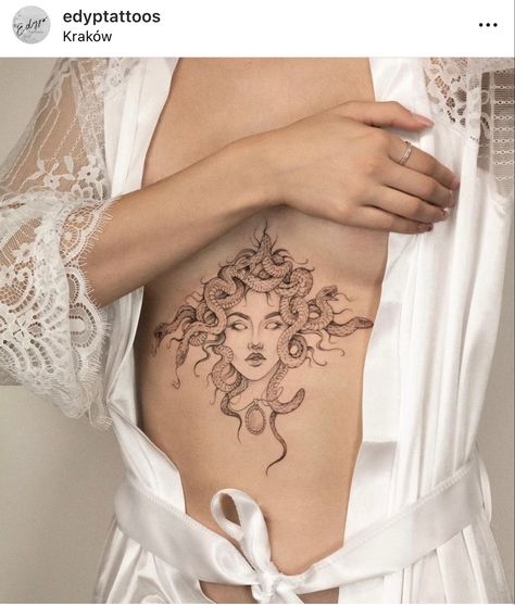 Edyptattoos on instagram #snaketattoo #snake #tattoo #flowerstattoo #floraltattoo #tattooedgirl #finelineflowers #medusa Tattoo Underbust, Font Tato, Tato Paha, Tato Minimal, Tato Dengan Makna, Medusa Tattoo Design, Bauch Tattoos, Medusa Tattoo, Sternum Tattoo