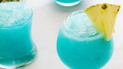 25 Cheap Drinks to Make at Home So You Can Pour Like a Pro Blue Hawaiian Mocktail, Hawaiian Mocktail, Beachy Drinks, Tea Syrup Recipe, Lychee Mojito, Pina Colada Mocktail, Passion Fruit Margarita, Blackberry Tea, Easy Mocktails