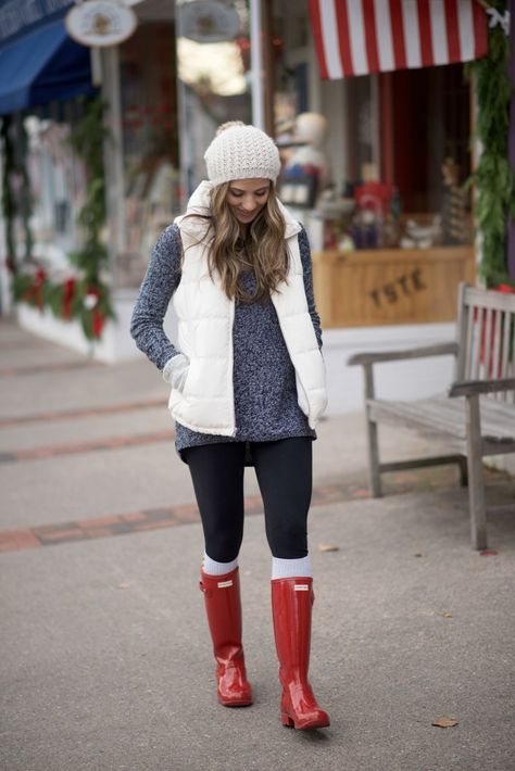 Cozy casual mom outfit with red Hunter boots, leggings, an oversized sweater, and puffy vest. Rain Boot Outfit, Red Hunter Boots, Red Rain Boots, Red Hunter, Hunter Boot, Red Rain, Casual Outfits For Moms, White Vest, Boating Outfit