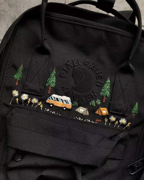 Embroidery Kanken Bag, Embroidery On Backpack, Mountain Outfits, Embroidered Hats Ideas, Kanken Embroidery, Backpack Embroidery, Embroidered Converse, Winter Care, Fjällräven Kånken