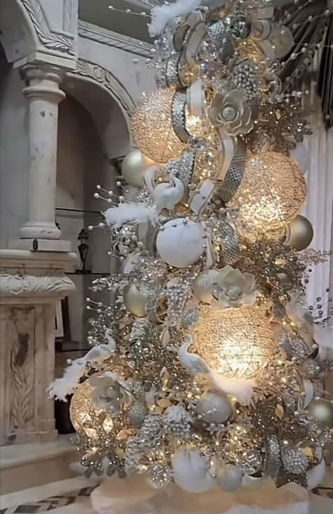 Gingerbread House Ideas, Glam Christmas Tree, Elegant Christmas Tree Decorations, Glam Christmas Decor, Gold Christmas Tree Decorations, Pretty Christmas Decorations, The Best Dessert, Christmas Tree Decorating Themes, Glam Christmas