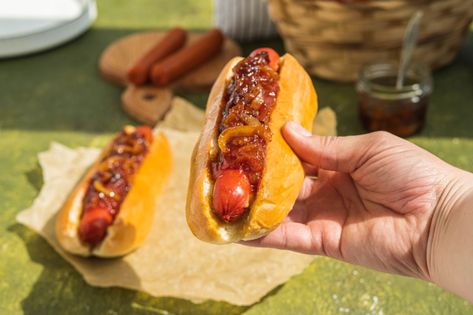 NYC-Style Dirty Water Dogs with onion sauce - Eats by the Beach Hot Dog Chili Sauce Recipe, Hot Dog Chili Sauce, Chili Sauce Recipe, Hot Dog Toppings, Hot Dog Chili, Zesty Sauce, Beef Hot Dogs, Red Wine Sauce, Onion Sauce