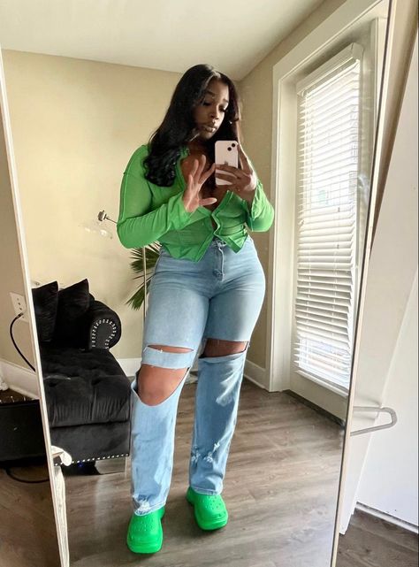 Crush Boots Crocs Outfit, Crocs Crush Boot Outfit, Green Croc Boots Outfit, Croc Crush Boot Outfit, Croc Boots Outfit Black Women, Teal Shoes Outfit, Croc Boots Outfit, Croc Outfits Women, Cute Chill Outfits