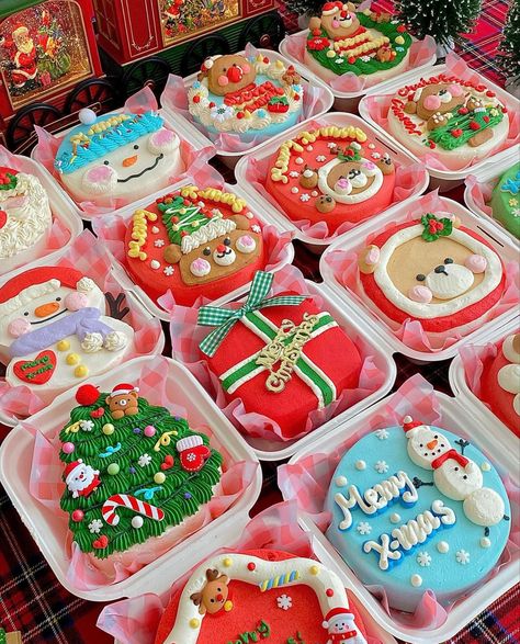 Christmas Cake Stall Ideas, Christmas Bakery Menu Ideas, Christmas Mini Cakes Decorating, Lunchbox Cake Christmas, Christmas Bento Cake Ideas, Holiday Donut Ideas, Christmas Baking Ideas Cake, Christmas Lunch Box Cake, Thanksgiving Bento Cake