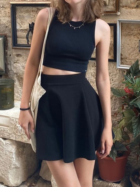 Black Tank Top Skirt Outfit, Black Tank Top And Skirt Outfit, Black Flared Skirt Outfit, Short Black Skirt Outfit Summer, Black Flare Skirt Outfit, How To Style A Black Skirt, Black Skirt Fits, Flare Skirt Outfit, Black Skirt Outfit Summer