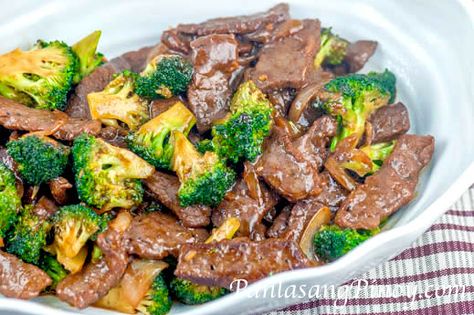 Beef and Broccoli Recipe Beef With Broccoli Recipe, Beef Broccoli Stir Fry, Steak And Broccoli, Panlasang Pinoy, Broccoli Stir Fry, Beef And Broccoli, Diner Recept, Fried Beef, Beef Stir Fry