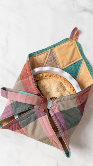 Hand Sewn Kitchen Gifts, Bread Warmer Diy, Quilted Dish Carrier, Things To Sew For Boys Christmas Gifts, Sewing Christmas Gifts For Coworkers, Sew Pie Carrier, Quick Useful Sewing Projects, Sewn Kitchen Items, Quilted Pie Carrier Pattern