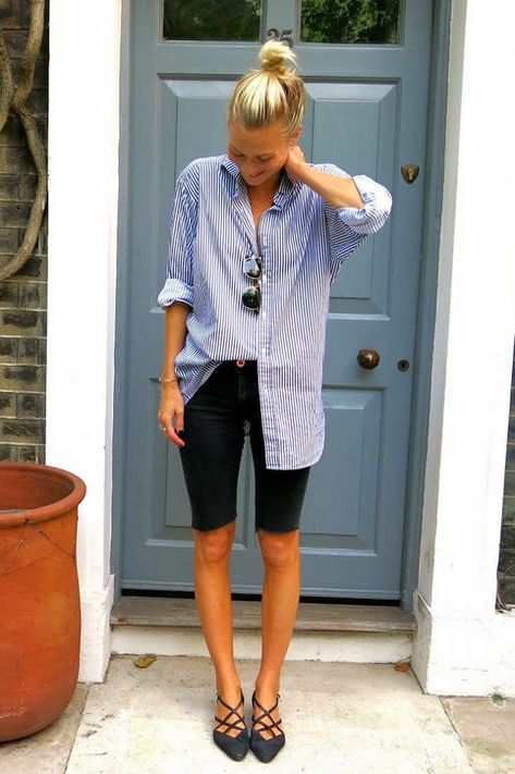 Transform an old pair of skinny jeans into knee-length shorts that are on the tighter side. Balance the fit with an oversize button-down and flats to create a chic weekend look. How To Style Bermuda Shorts, Bermuda Shorts Outfit, Modest Shorts, Outfits Mit Shorts, Mode Jeans, Work Shorts, Knee Length Shorts, Mode Ootd, 2020 Trends