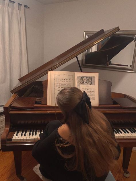 Drømme Liv, 사진 촬영 포즈, Playing Piano, Music Aesthetic, Academia Aesthetic, Old Money Aesthetic, 가을 패션, Amelie, Classical Music