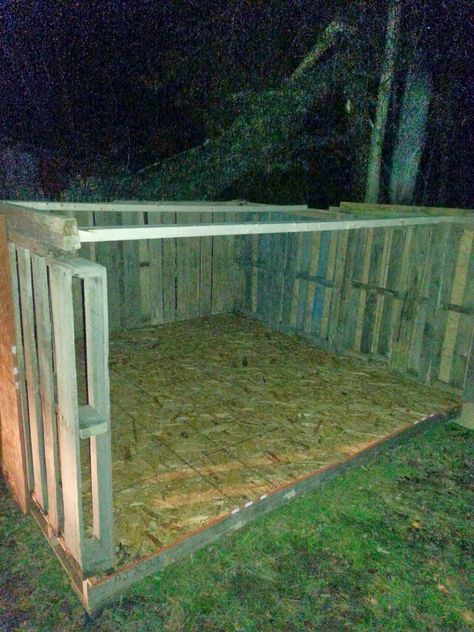 My simple life : Easy DIY Pallet goat house Goats Pen, Pallet Goat House, Minature Goats, Goat Housing, Goat Ideas, Goat Playground, Goat Shelter, Goat Pen, Pallet Dog Beds